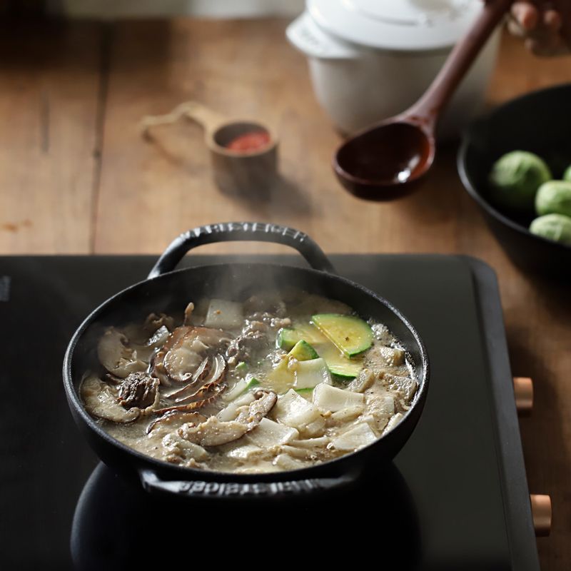 무가 익으면 표고버섯과 양파, 애호박을 넣어 3분 정도 끓이고 두부와 다진마늘, 고춧가루를 넣고 끓여주세요.