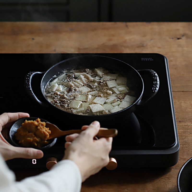 냄비에 다시마 멸치육수와 된장을 넣고 끓여주세요.