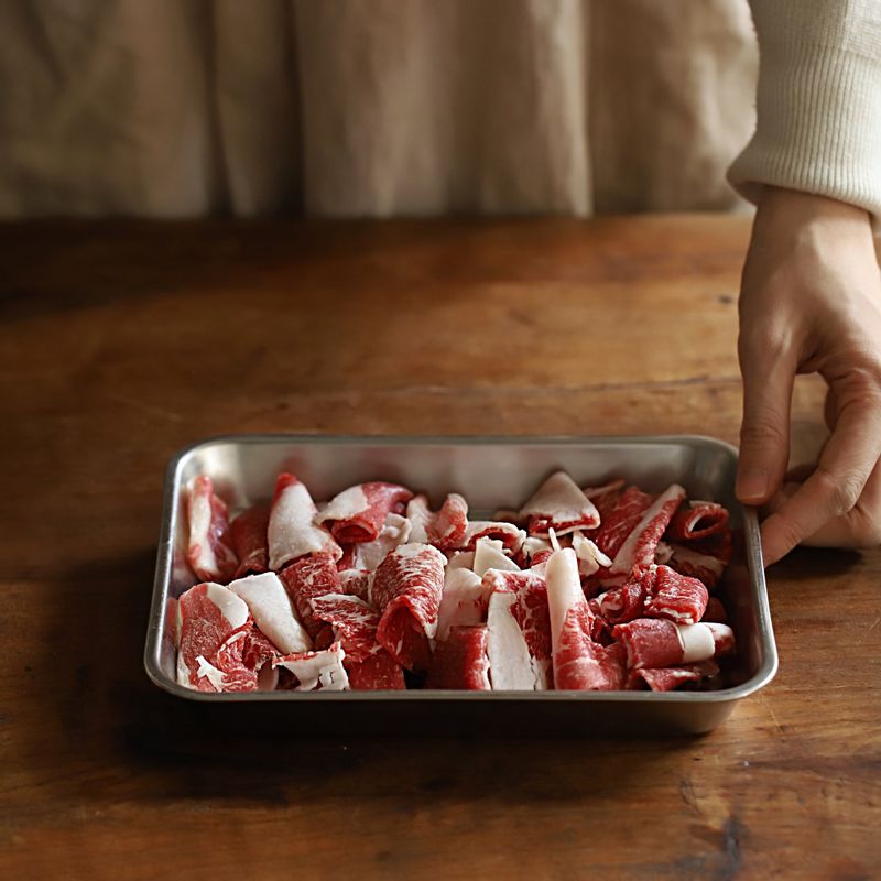 차돌박이는 2등분으로 자르고 키친 타올에 올려 핏물을 빼주세요.