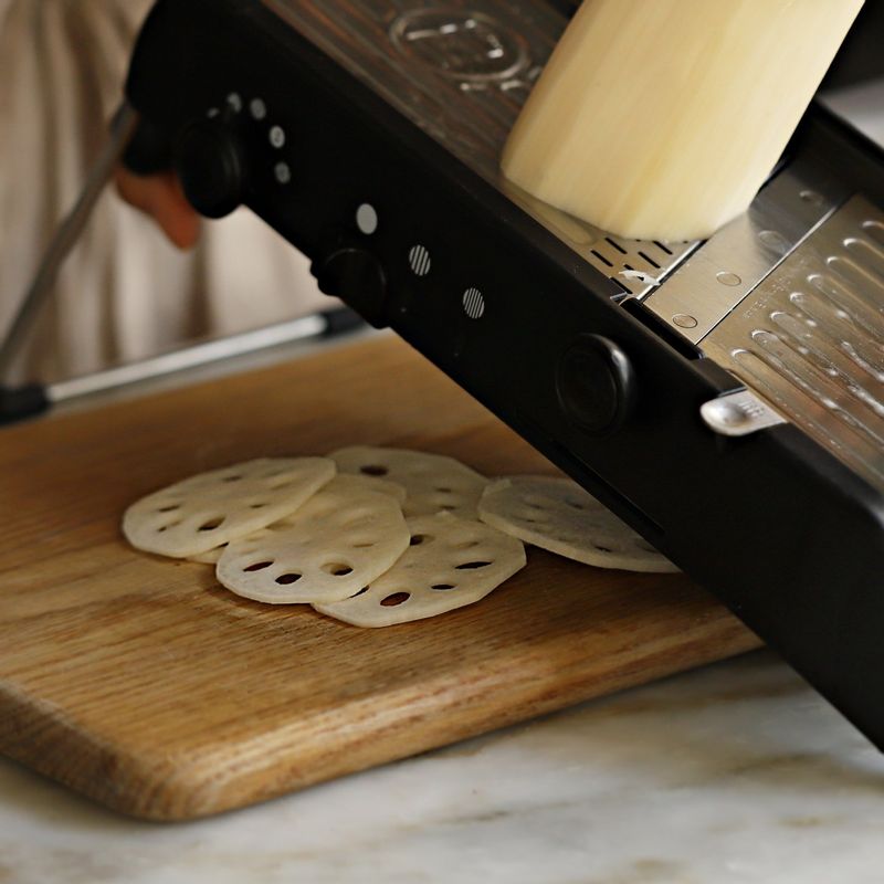 연근은 껍질을 벗겨 얇게 슬라이스한 후 물에 헹궈주세요.