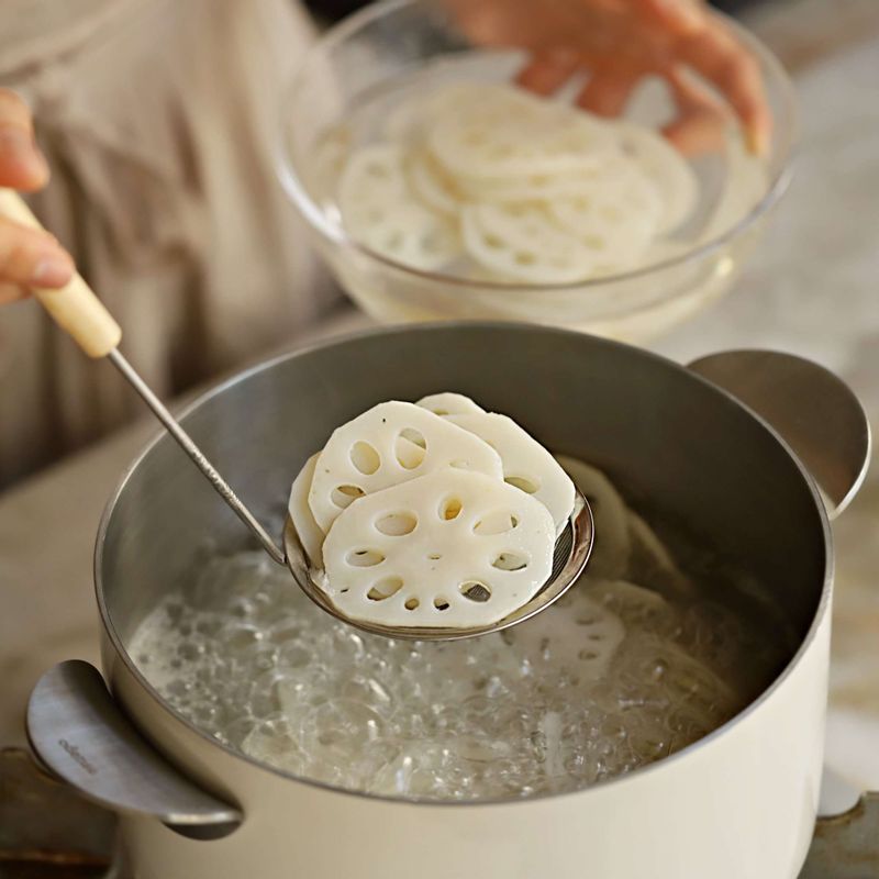 냄비에 물과 식초를 넣은 후 연근을 2분 정도 데치고 찬물에 헹궈 체에 밭쳐주세요.