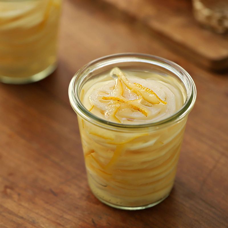 소독한 용기에 연근을 넣고 피클 주스 재료를 붓고 뚜껑을 덮어 한 김 식힌 후, 냉장고에 넣고 하루 이상 숙성시켜 맛있게 즐겨주세요.