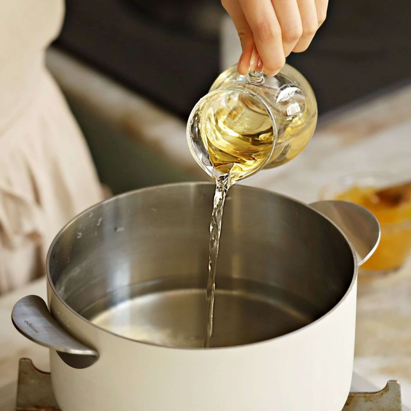 피클 주스 재료를 모두 섞어 끓여주세요.
(tip.비트나 치자 등을 넣어 색을 내도 좋아요.)