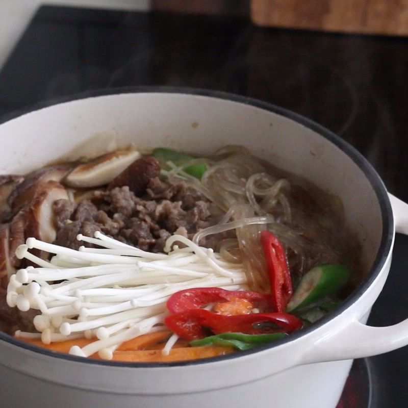 국물이 끓으면 당근과 표고버섯, 불려둔 당면을 넣고 약 5분정도 더 끓인 후 마지막에 팽이버섯과 홍고추, 대파를 넣고 한 소끔 더 끓여 주세요.
(육수가 끓을 때 생기는 거품은 걷어내주세요.)