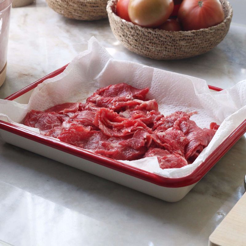 쇠고기는 키친타월에 밭쳐 핏물을 제거하고, 먹기 좋게 썬 후 고기양념에 넣어 10분정도 재워주세요. (당면은 찬물에 담가 20분정도 불려주세요.)