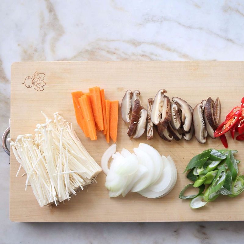 팽이버섯은 밑동을 제거하고, 표고버섯과 양파, 당근은 채썰어주세요. 대파와 홍고추는 어슷하게 썰어주세요.