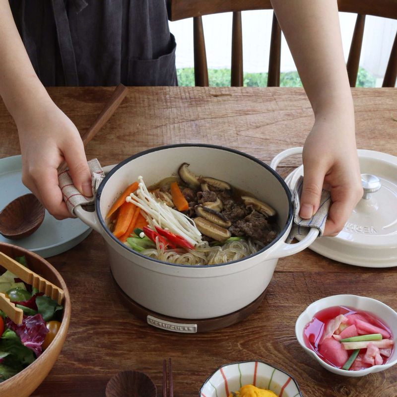 전골이 완성된 후 참기름을 1~2방울 정도 넣어주면 향이 더 고소해요.