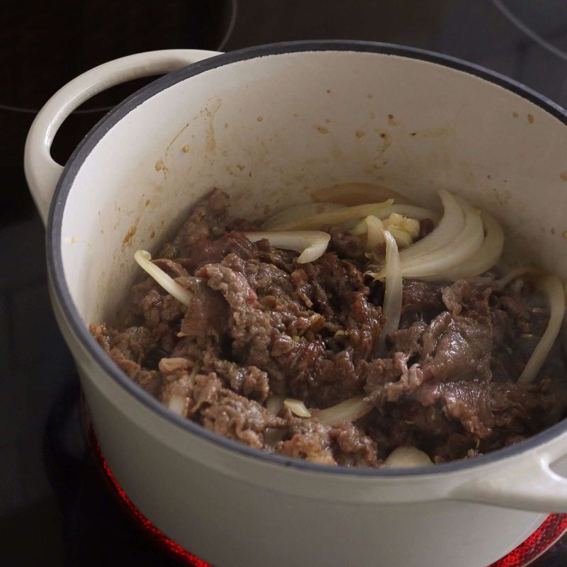 냄비에 양념한 쇠고기와 양파를 넣어 고기의 겉만 살짝 익도록 볶다가, 다시마육수를 부어 끓여주세요.
(다시마육수는 물 3컵에 사방 6센치 다시마 1장을 넣고, 5분정도 우려 만들어주세요)