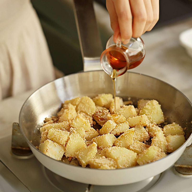 명란을 넣어 볶다가 소금으로 간을 맞춰주세요. 마지막에 참기름을 뿌려 가볍게 볶아주세요.