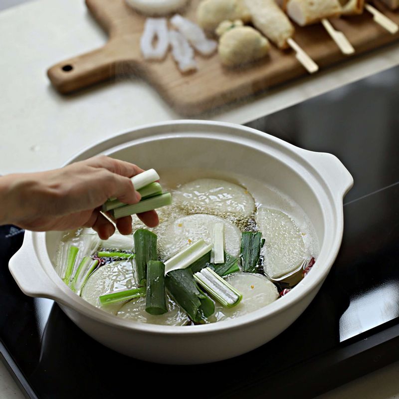 끓인 국물에 국물 재료와 마늘편, 대파, 건고추를 넣고 3분 정도 끓이다가 어묵과 곤약, 삶은 달걀을 돌려 담고 5분간 더 끓여주세요. (부족한 간은 소금으로 가감해주세요.)