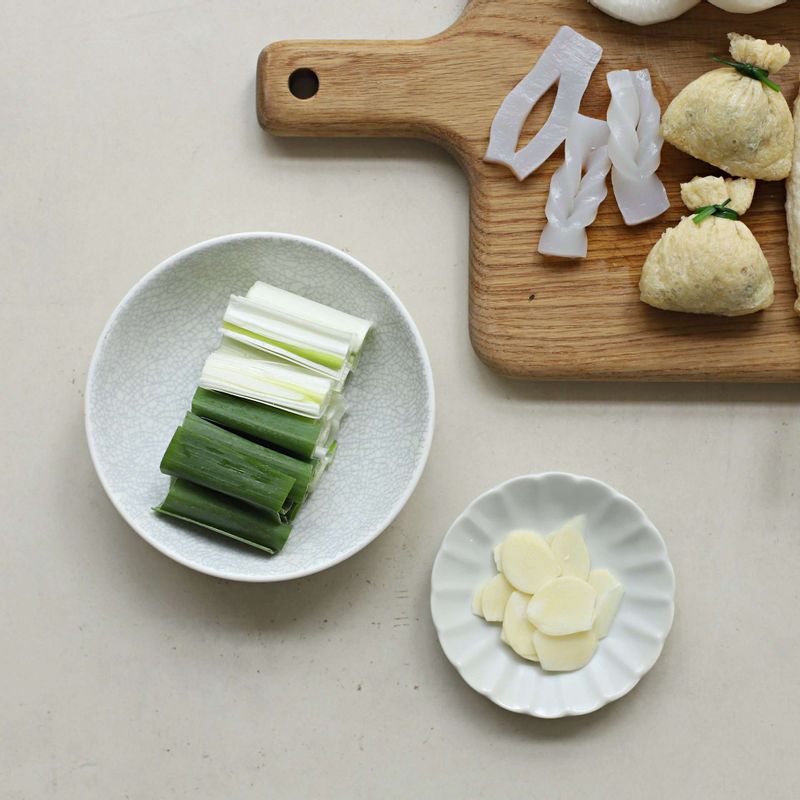 마늘은 편으로 썰고, 대파는 반으로 가른 후 4센티 길이로 썰어주세요.