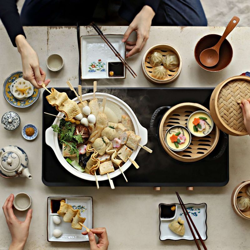 종지에 간장 1큰술과 약간의 연겨자를 넣어 어묵전골과 곁들여주세요.