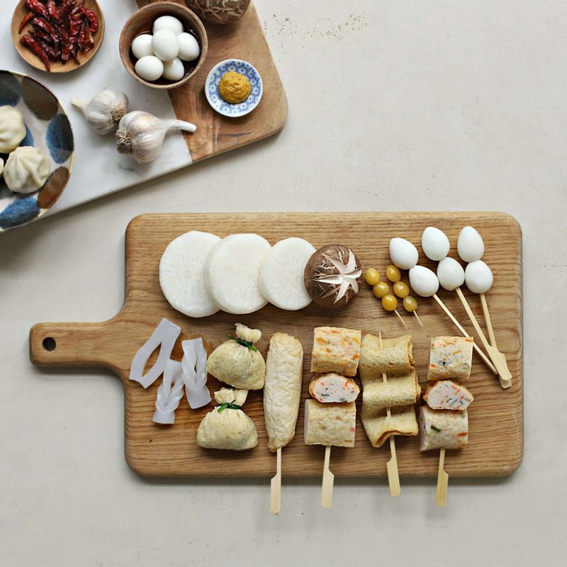 무와 어묵, 곤약은 먹기 좋은 크기로 잘라주세요. 어묵은 뜨거운 물을 끼얹어 겉의 기름을 제거하고, 곤약은 끓는 물에 살짝 데쳐주세요. 데친 곤약은 가운데 칼집을 내어 꼬아 놓고, 어묵은 먹기 좋게 꼬치에 꽂아주세요.