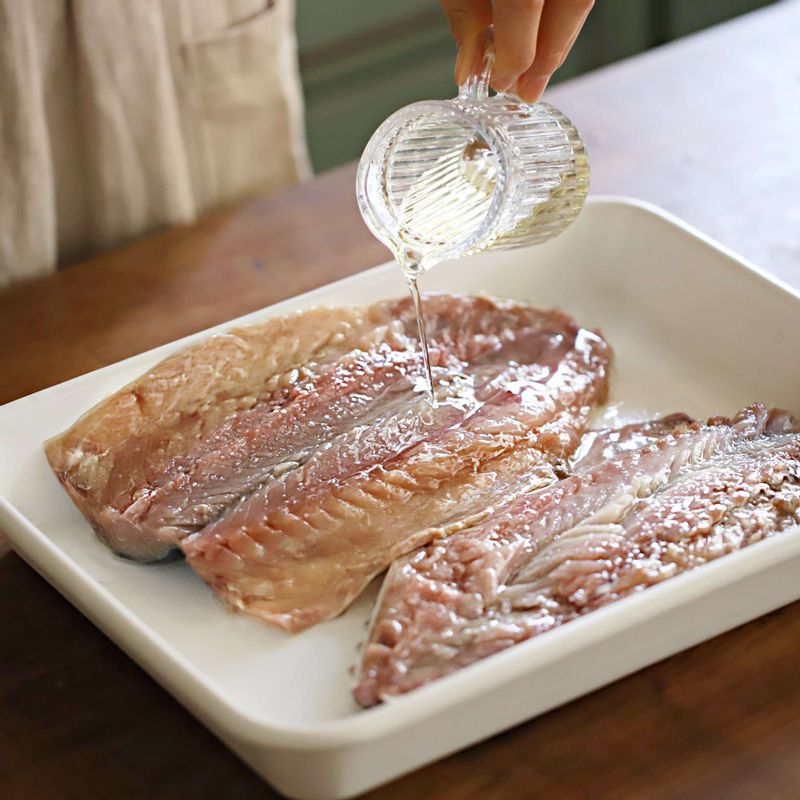 손질한 고등어에 맛술과 소금을 솔솔 뿌려서 10분 정도 밑간해주세요.
(자반고등어는 쌀뜨물에 10분 정도 담가 짠맛과 비린내를 제거한 후 사용해주세요.)