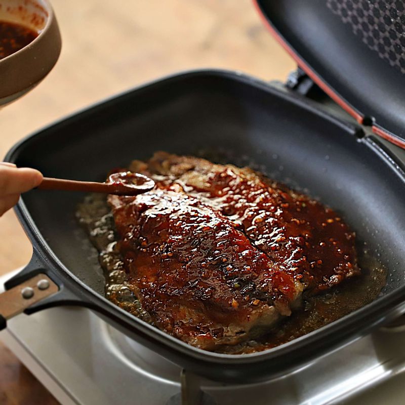 팬에 남아 있는 기름을 닦은 후 구운 고등어의 살쪽부분에 고추장 양념장을 고루 펴 바르고 약불에서 타지 않게 앞뒤로 뒤집어 구워주세요.