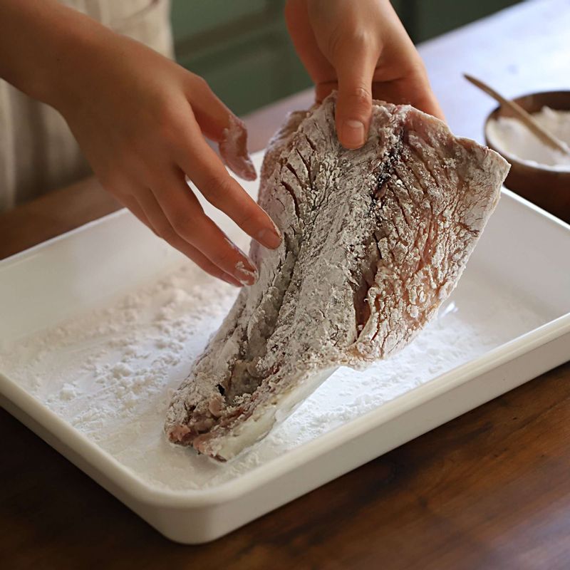 고등어의 물기를 제거하고 앞 뒤에 전분을 골고루 묻히고 털어준 다음 달군 팬에 기름을 넉넉히 두르고 고등어를 껍질쪽부터 노릇하게 굽고 뒤집어서 살쪽도 노릇하게 구워주세요.