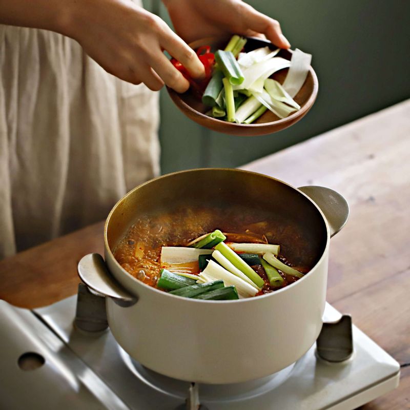 마지막에 대파와 홍고추를 넣고 한소끔 더 끓여주세요.
(부족한 간은 소금을 가감해서 조절해주세요.)