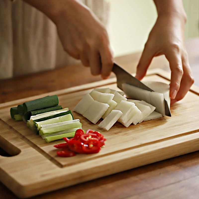 무는 사방 3센치로 나박 썰기하고 대파는 반으로 가르고 5센치 길이로 썰어주세요. 콩나물은 손질한 후 깨끗이 씻어주세요.