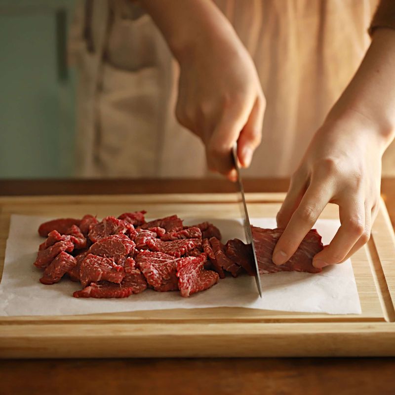 쇠고기는 핏물을 제거하고 먹기 좋은 크기로 자르고 밑간 재료를 넣고 10분 정도 밑간해주세요.
