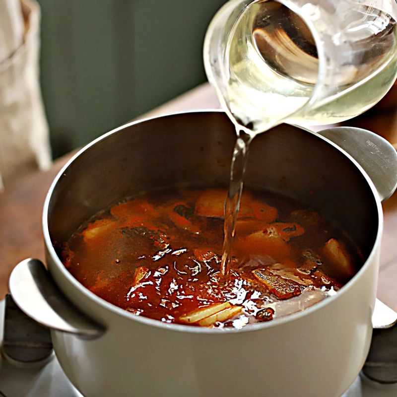 다시마 육수를 붓고 끓어오르면 국물 양념을 넣고 8분 정도 끓여주세요. 콩나물을 넣고 3분 정도 뚜껑을 열고 끓여주세요.
(중간에 떠오르는 거품은 걷어내 주세요.)