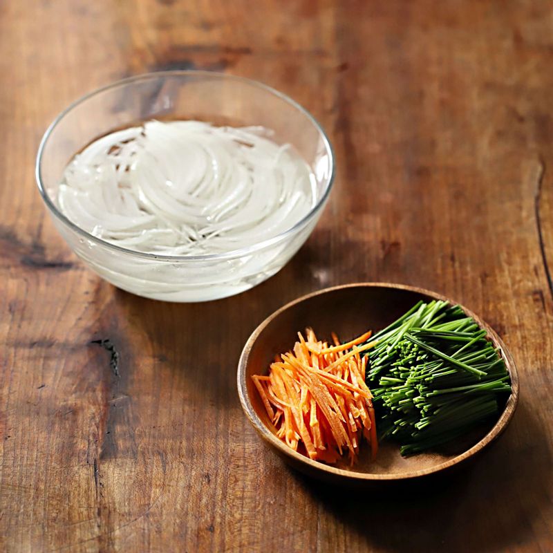 당근과 양파는 곱게 채썰고, 양파는 찬물에 담갔다가 물기를 빼고 영양부추는 5센치 길이로 잘라주세요.