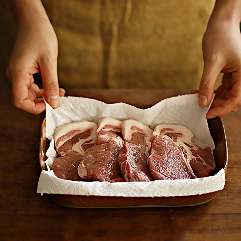 돼지고기 목살은 키친타올에 올려 핏물을 제거하고 칼등으로 두드린 후 고기에 된장소스를 골고루 버무려 20분 정도 재워주세요.