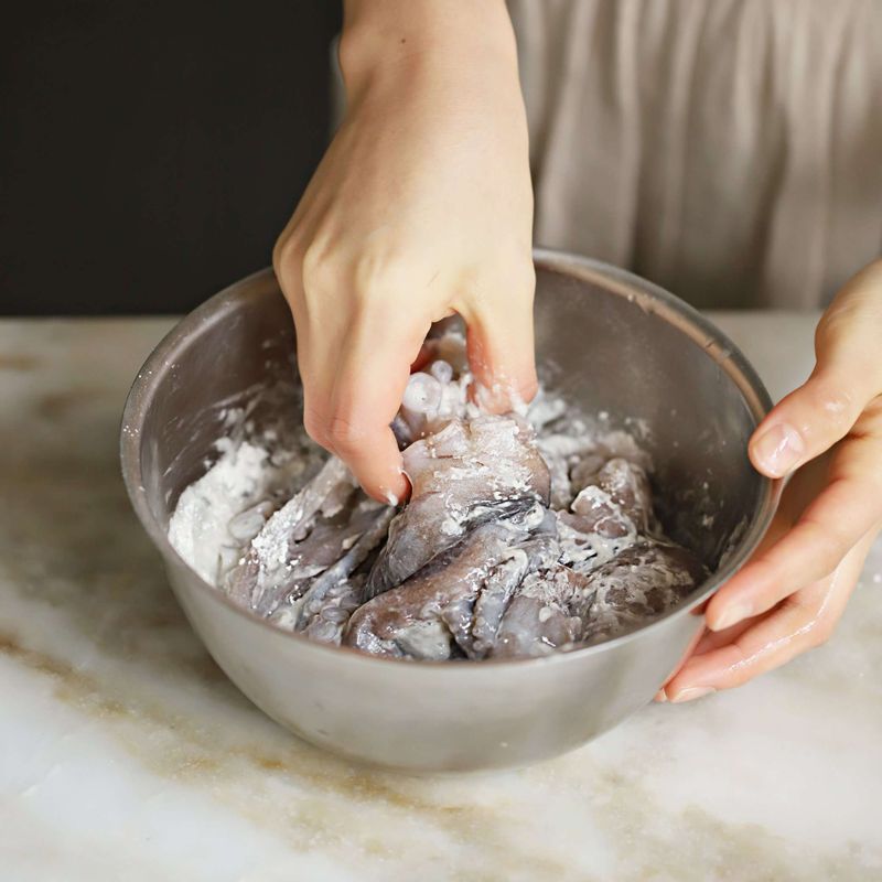 낙지는 머리를 뒤집어 내장과 먹통을 제거하고 눈과 입을 떼어낸 후 밀가루와 굵은소금을 넣어 깨끗이 주물러 씻은 후 맛술을 넣어 밑간해주세요.