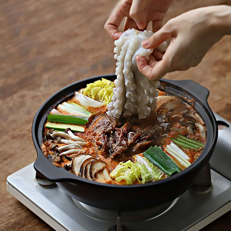 국물이 끓으면 낙지를 넣고 3분 정도 끓이다가 고추를 넣고 한소끔 더 끓여주세요.
(끓이는 과정에서 국물이 부족하면 남은 다시마 멸치육수 1컵을 가감해 주세요. 부족한 간은 구운 소금을 가감해서 간을 맞혀주세요.)