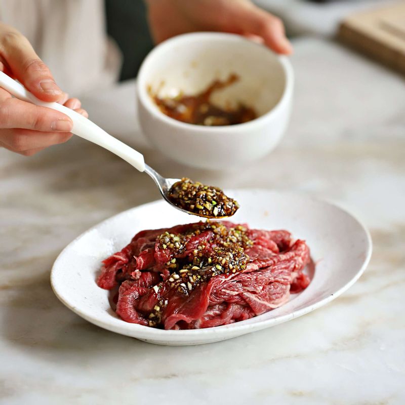 쇠고기는 고기 양념 재료를 넣어 10분 정도 밑간해주세요.