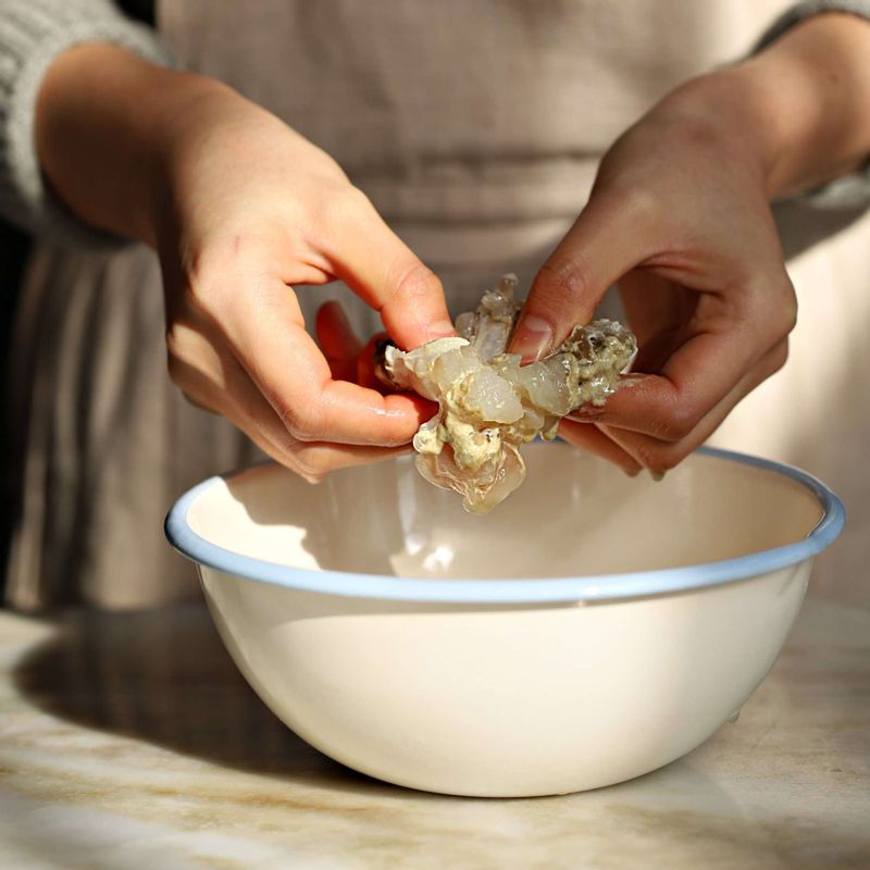 볼에 게살과 다진 쇠고기, 숙주, 두부, 소 양념을 넣고 잘 치대주세요.