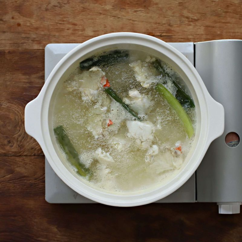 냄비에 물 6컵과 다시마, 대파(파란 부분), 청주, 게살을 발라낸 껍데기를 넣고 끓여주세요. 물이 끓으면 다시마를 건져내고, 15분정도 더 끓여 국물이 우러나면 건더기를 걸러 육수를 만들어주세요.