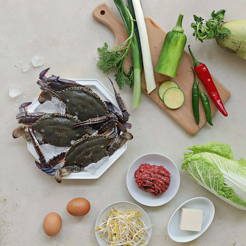 꽃게감정을 위한 재료 이미지로 꽃게,다진 쇠고기,두부,숙주,배춧잎 등으로 구성 되어있습니다.