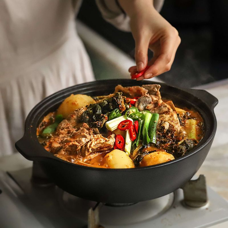 대파, 홍고추, 청양고추를 넣고 중간불에서 5분 정도 끓이다가 깻잎과 들깻가루를 올리고 한소끔 끓여주세요.
(부족한 간은 소금을 가감해서 조절해주세요.)