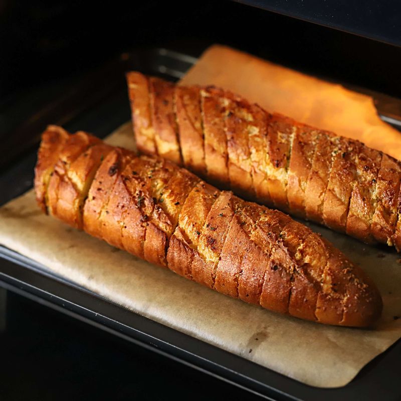 180도로 예열한 오븐에 넣어 10~12분 정도 연한 갈색이 될 때까지 굽고, 한번 뒤집어서 2분 정도 바삭하게 구워주세요.
(에어프라이어를 이용할 때는 180도에서 8~10분 정도 구워주세요.)