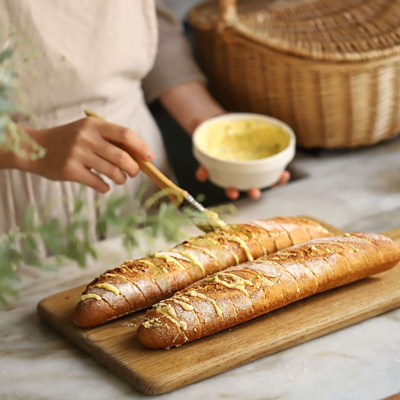 칼집을 낸 빵 사이사이에 마늘 버터 소스를 바른 후 윗부분에 파슬리가루를 약간 뿌려주세요.
(바게트를 2센치 두께로 잘라서 만들 때는 소스를 빵의 한쪽 면만 발라주세요.)