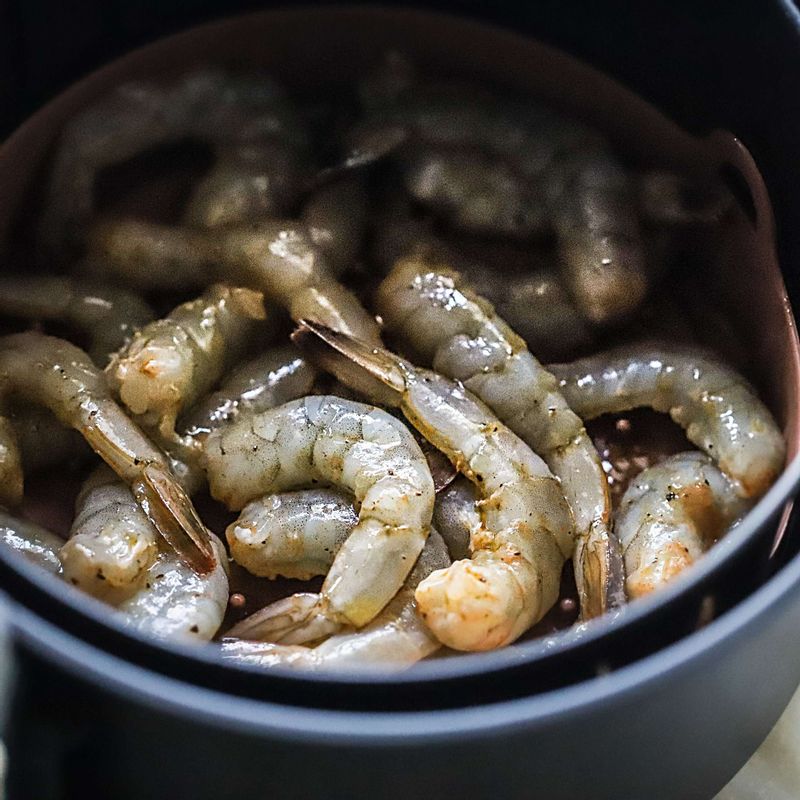 새우는 에어프라이어에 넣어 180도에서 10분 정도 구워주세요. 쇠고기는 에어프라이어 180도에서 8분 정도 익히고 뒤집어서 5분 정도 구워 먹기좋게 채 썰어주세요.(고기 두께에 따라 익히는 시간을 가감해주세요.)