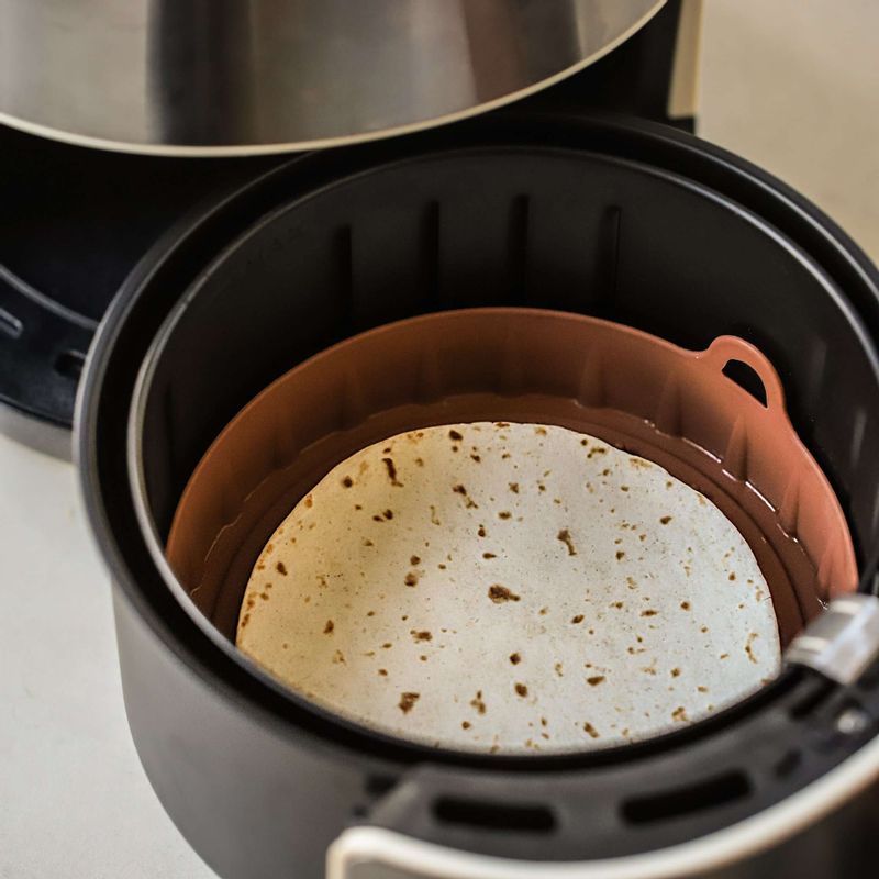 토르티야는 에어프라이어에 1분 정도 굽거나 전자레인지에 뚜껑을 덮고 30초 정도 돌려 따뜻하게 준비해주세요.