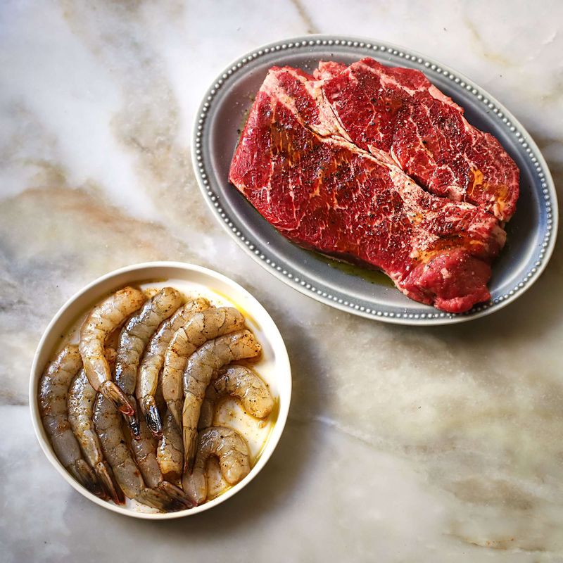 새우는 머리를 떼고 몸통의 껍질을 벗긴 후 이쑤시개로 내장을 빼고 밑간해주세요. 쇠고기는 키친타월에 올려 핏물을 제거하고 10분 정도 밑간해주세요.