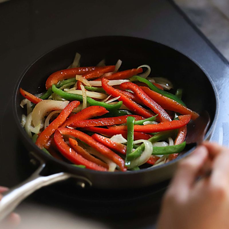 달군 팬에 올리브유를 두른 후 채 썬 야채를 넣고 약간의 소금과 후춧가루로 밑간해서 볶아주세요.