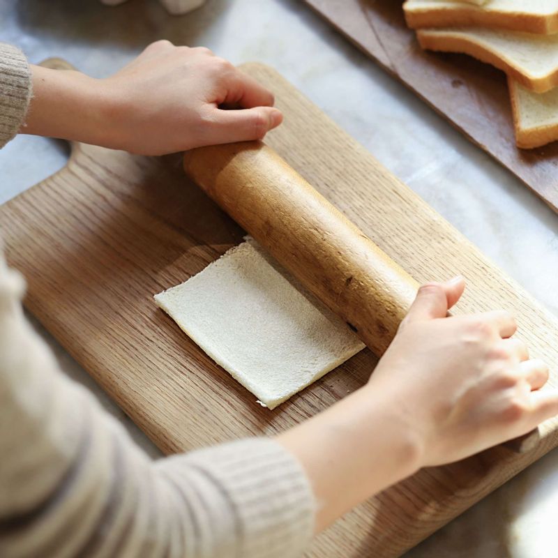 식빵은 테두리를 잘라낸 후 밀대로 얇게 밀어주세요.