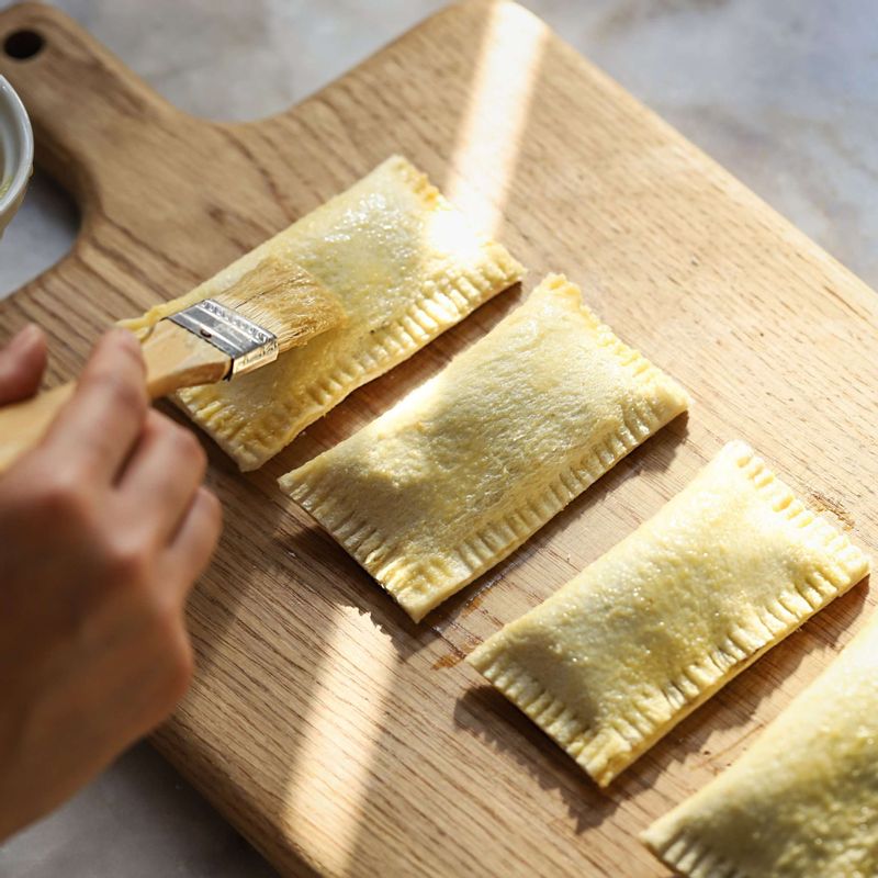 앞뒤로 달걀물을 바른 후, 200도로 예열한 오븐에서 10분 정도 노릇하게 구워주세요.
(에어프라이어를 사용할 때는 200도에서 5~6분간 노릇하게 구워주세요.)