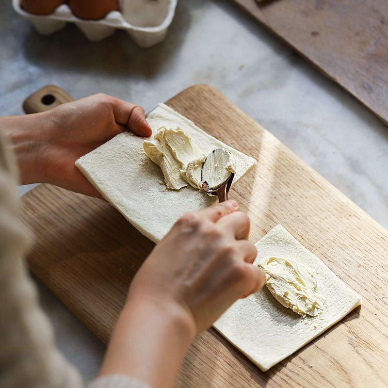 식빵 중앙에 크림치즈 2큰술, 블루베리 잼 1큰술을 넣어주세요.