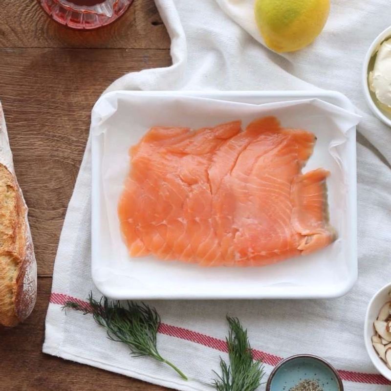 아보카도연어오븐구이을 위한 재료 이미지로 아보카도,훈제연어 슬라이스,달걀,바질페스토,딜 등으로 구성 되어있습니다.