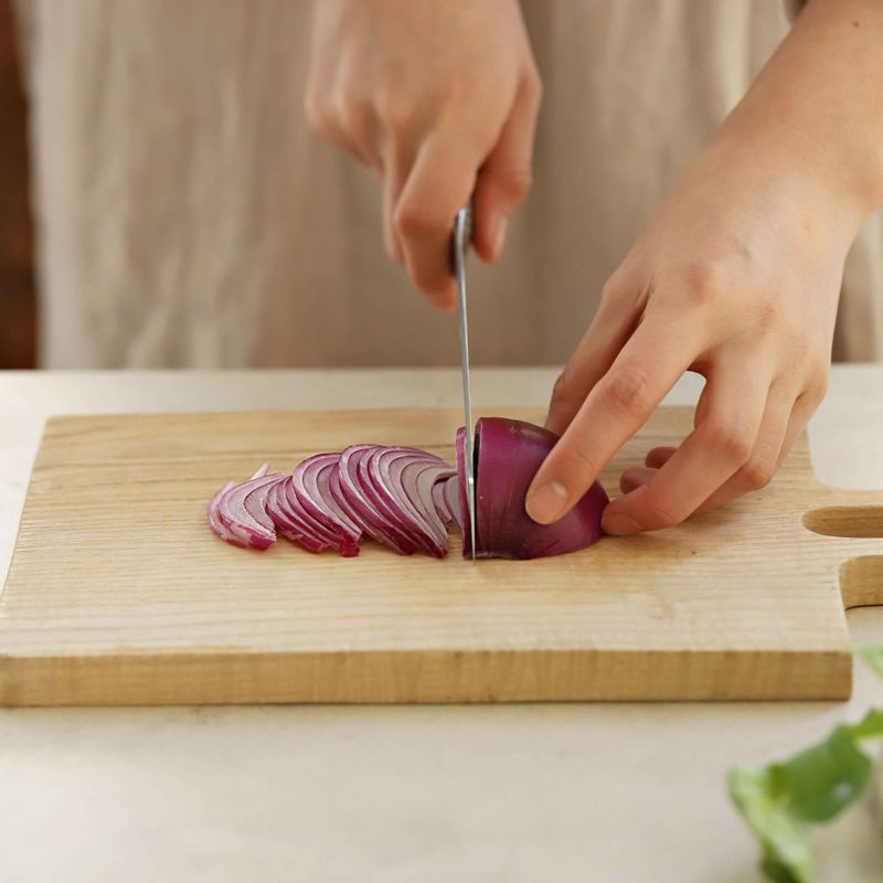 적양파는 곱게 채 썰어 찬물에 10분정도 담갔다가 매운맛이 빠지면 키친타올에 올려 물기를 제거해주세요. 양상추는 한 입 크기로 자르고 루꼴라와 함께 찬물에 담갔다가 물기를 제거해주세요.