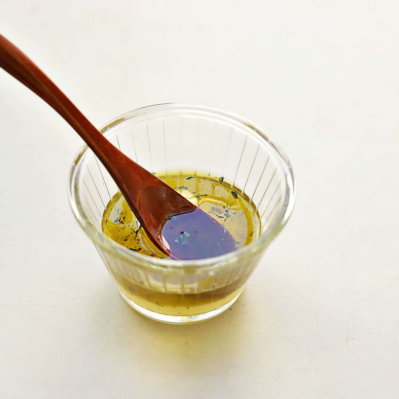 레몬은 베이킹소다와 굵은소금에 비벼 깨끗이 씻고 레몬즙을 짠 후 레몬오일 드레싱 재료에 섞어 레몬오일 드레싱을 만들어주세요. 레몬 껍질을 얇게 포 뜬 후 곱게 채 썰어 레몬필을 만들어주세요.