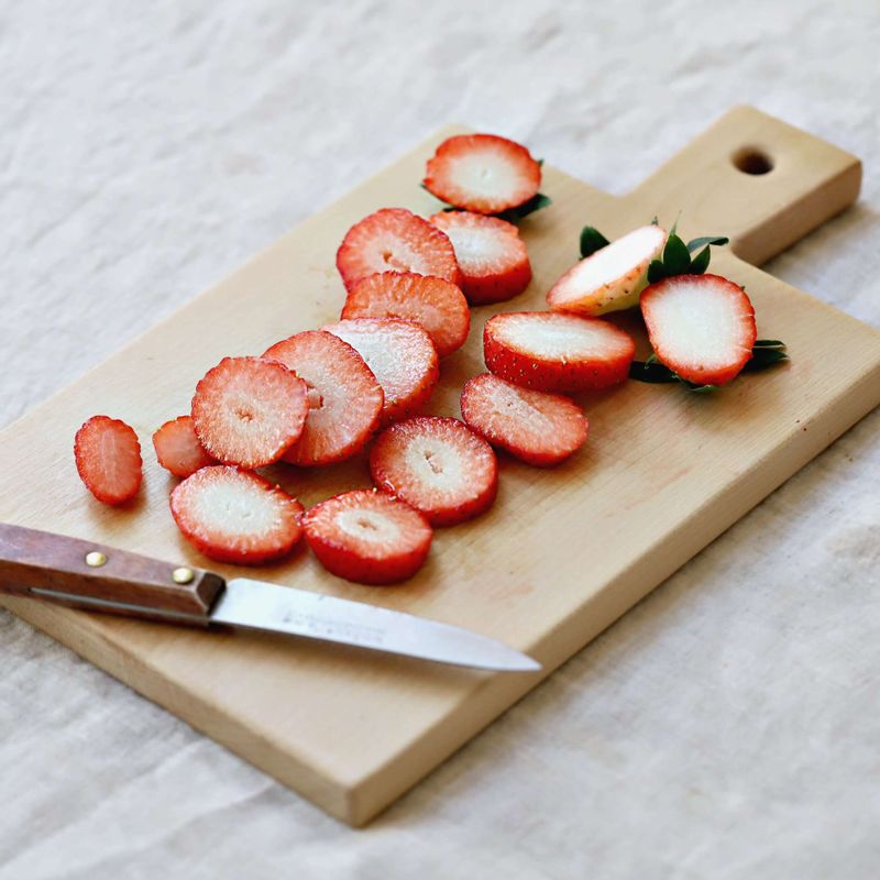 딸기는 깨끗이 씻어 꼭지를 제거하고 1cm 두께의 동그란 모양으로 잘라주세요.