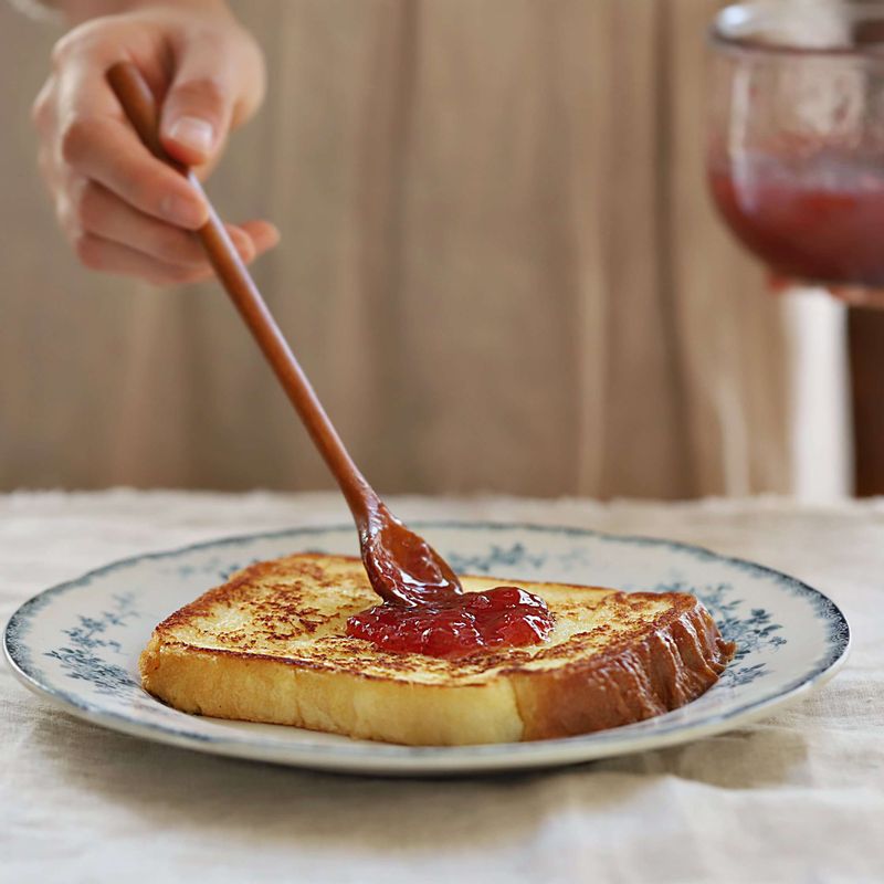 노릇하게 구운 빵 위에 딸기잼을 바르고 딸기 크림치즈 생크림을 올려주세요. 토핑용 딸기와 로즈마리를 얹은 후 다진 피스타치오와 메이플 시럽을 뿌려 맛있게 즐겨주세요.