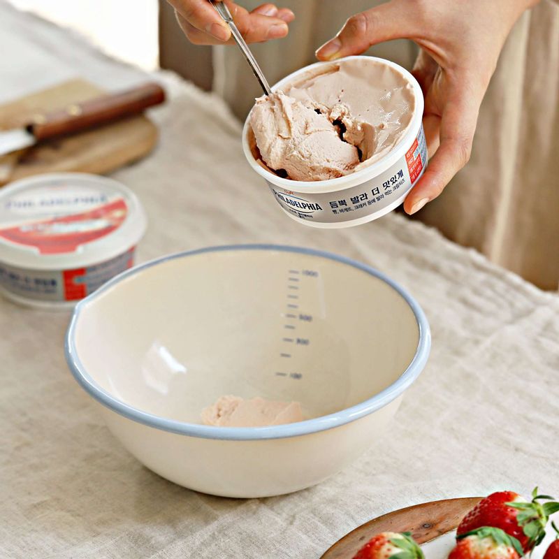 볼에 필라델피아 크림치즈 딸기와 생크림을 넣어 휘퍼로 섞어 부드러운 크림을 만들어주세요.