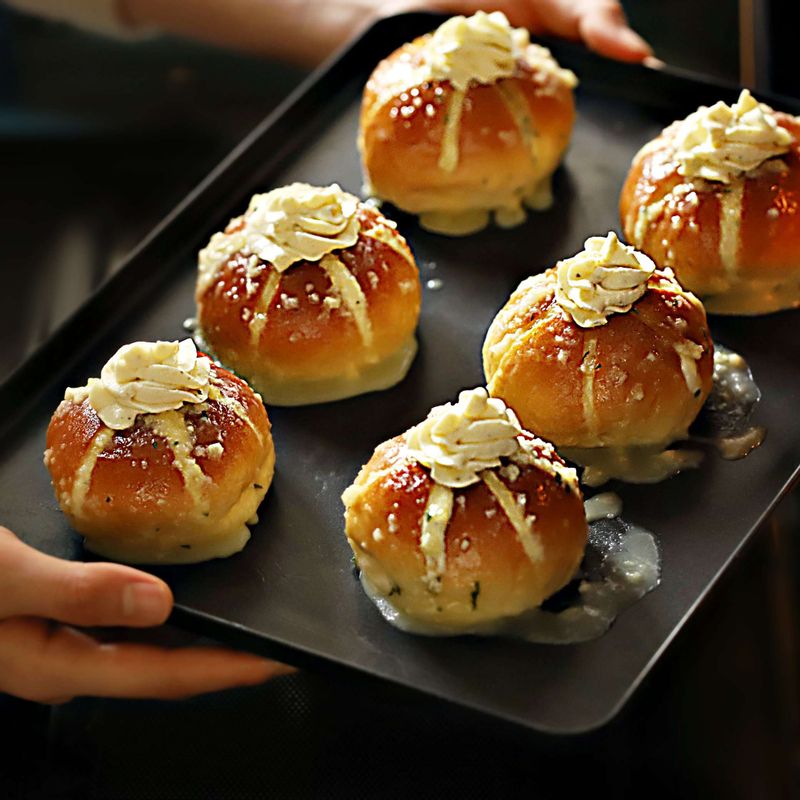 170도로 예열한 오븐에 넣어 10분 정도 연한 갈색이 될 때까지 구워주세요. 약간의 파슬리가루를 뿌려주세요.
(오븐의 온도에 따라 시간을 가감해주세요.)