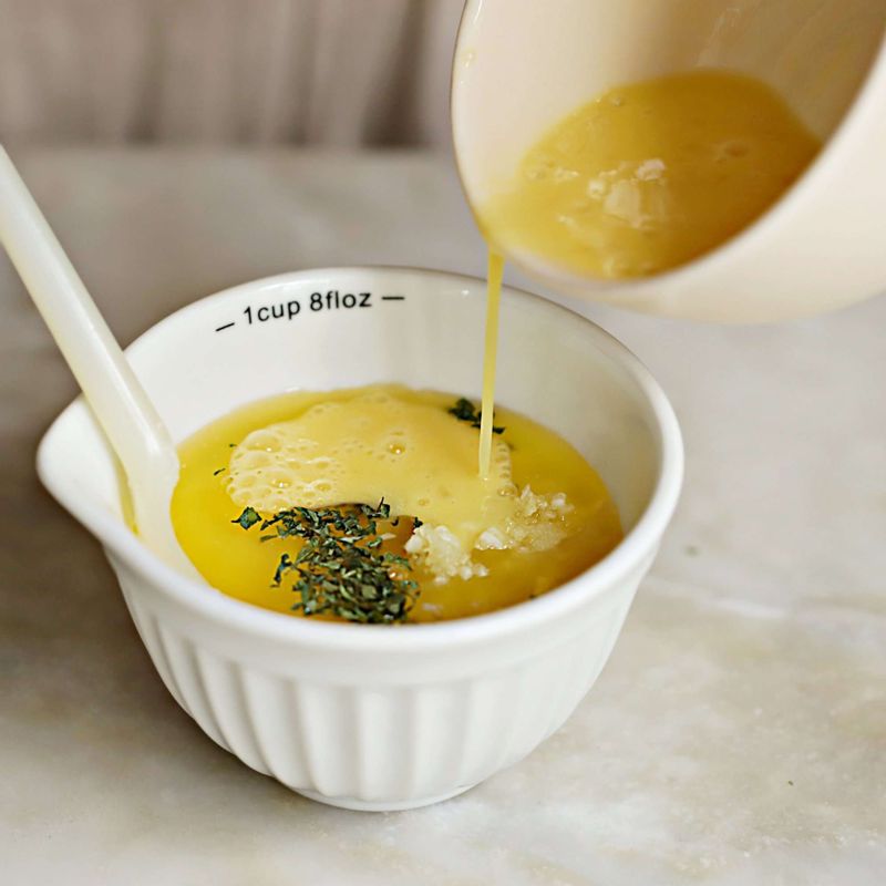 버터는 전자레인지에 30초 정도 부드럽게 녹인 후 소스 재료를 섞어 마늘 버터 소스를 만들어주세요.